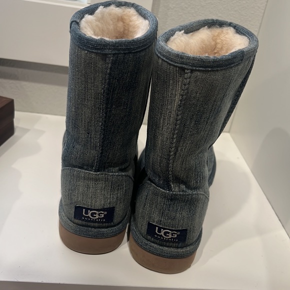 UGGS - Picture 4 of 6